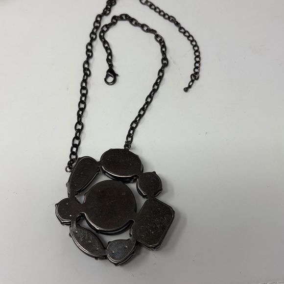 Vintage Black glass flower pendant necklace - Picture 3 of 6